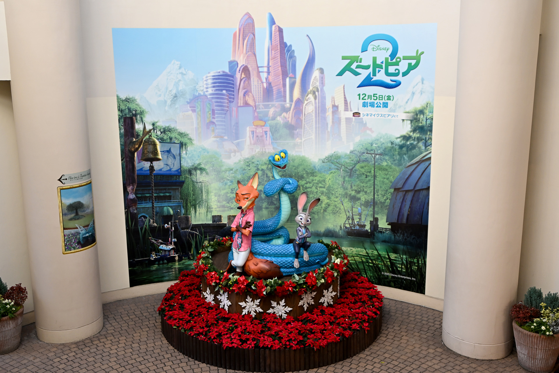 フォトスポットや映画の世界観をプラスしたデコレーションが館内全域に広がる