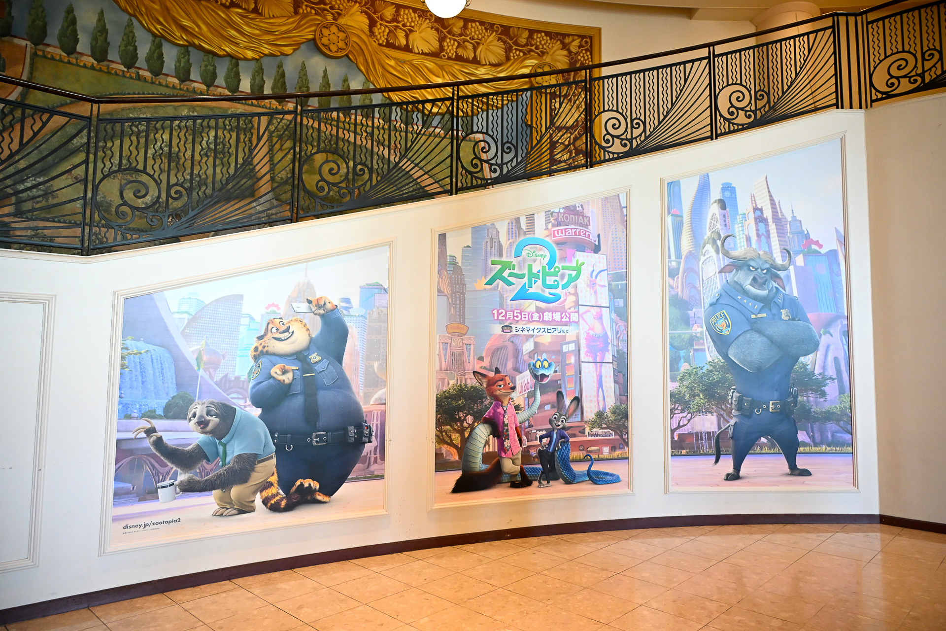 フォトスポットや映画の世界観をプラスしたデコレーションが館内全域に広がる