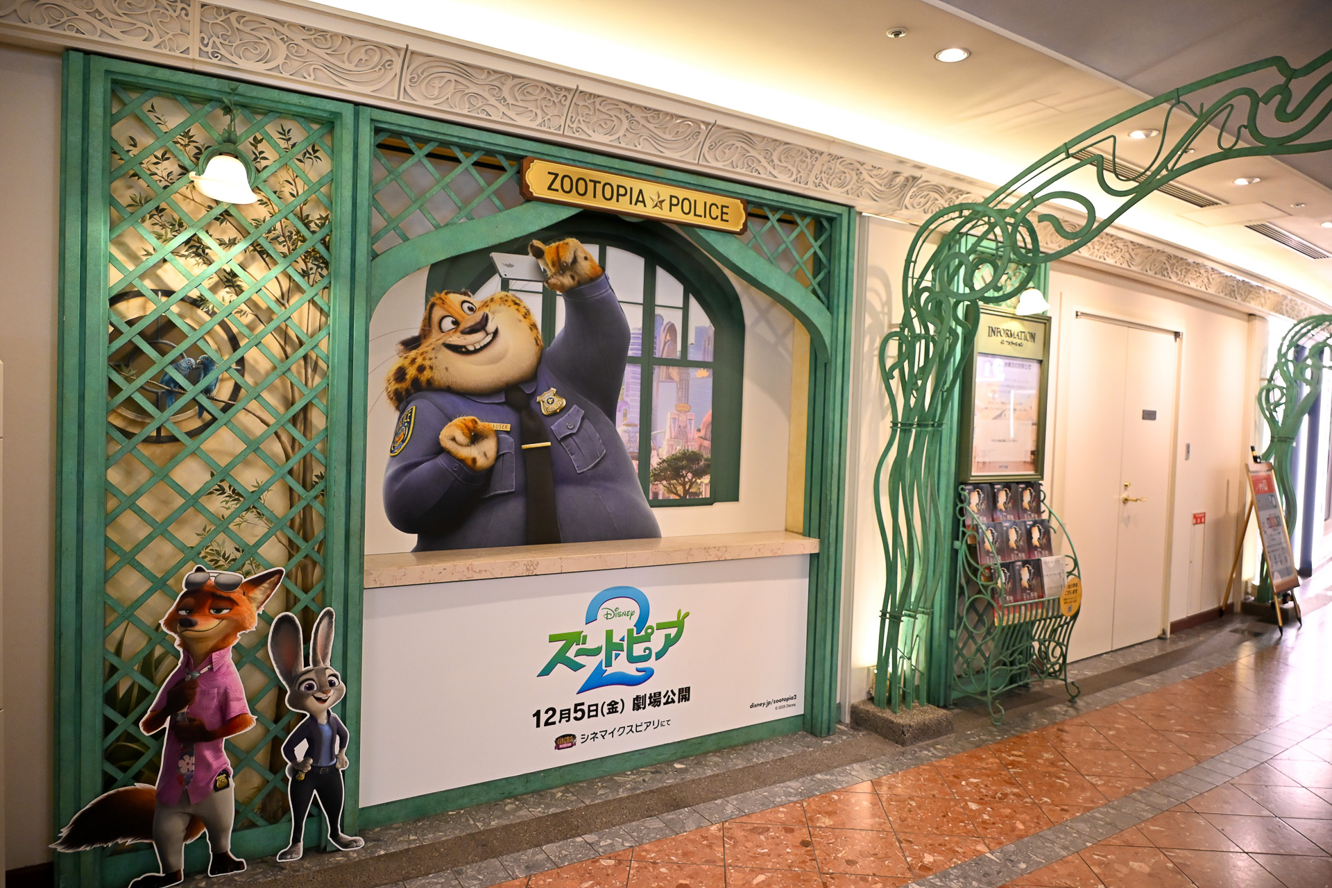 フォトスポットや映画の世界観をプラスしたデコレーションが館内全域に広がる