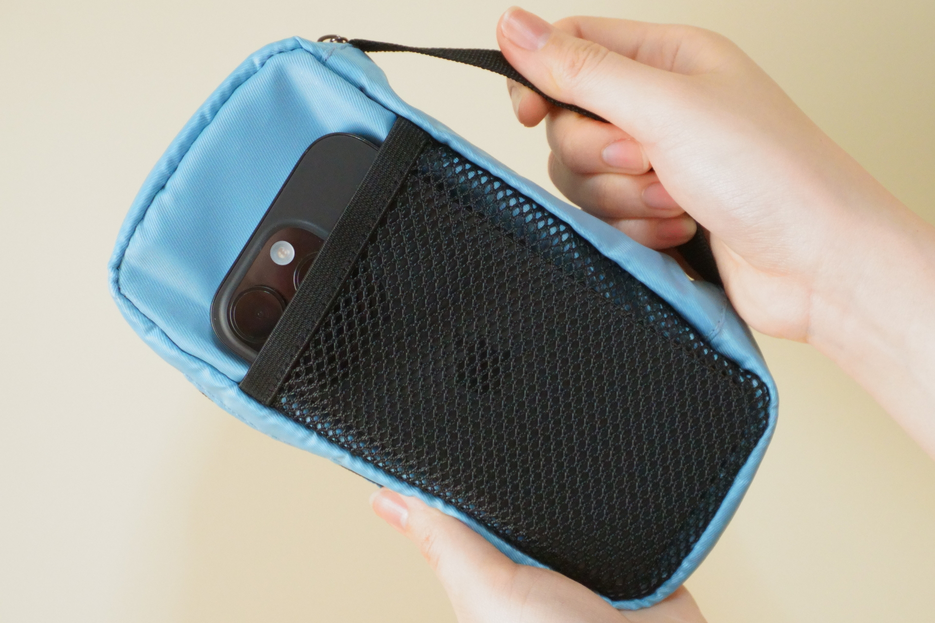 iPhone 16 Proもすっぽり収まるメッシュポケット