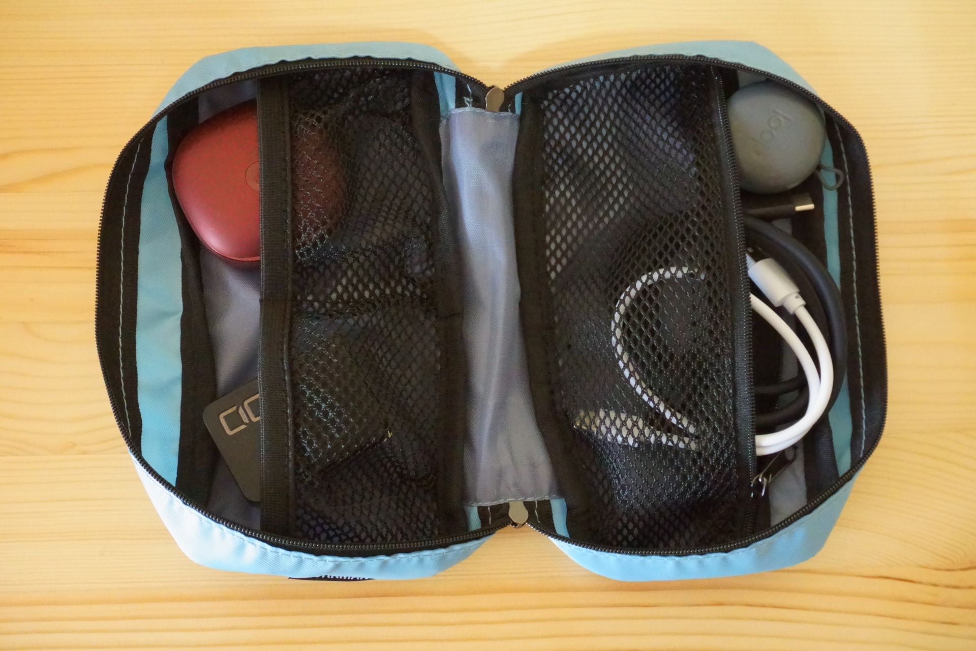 ポケットが複数あるのは便利なものの、どれも微妙に小さい