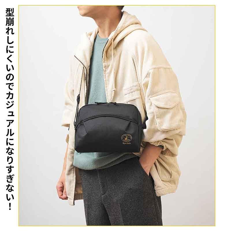 カジュアルになりすぎない、スタイリッシュなショルダーバッグ