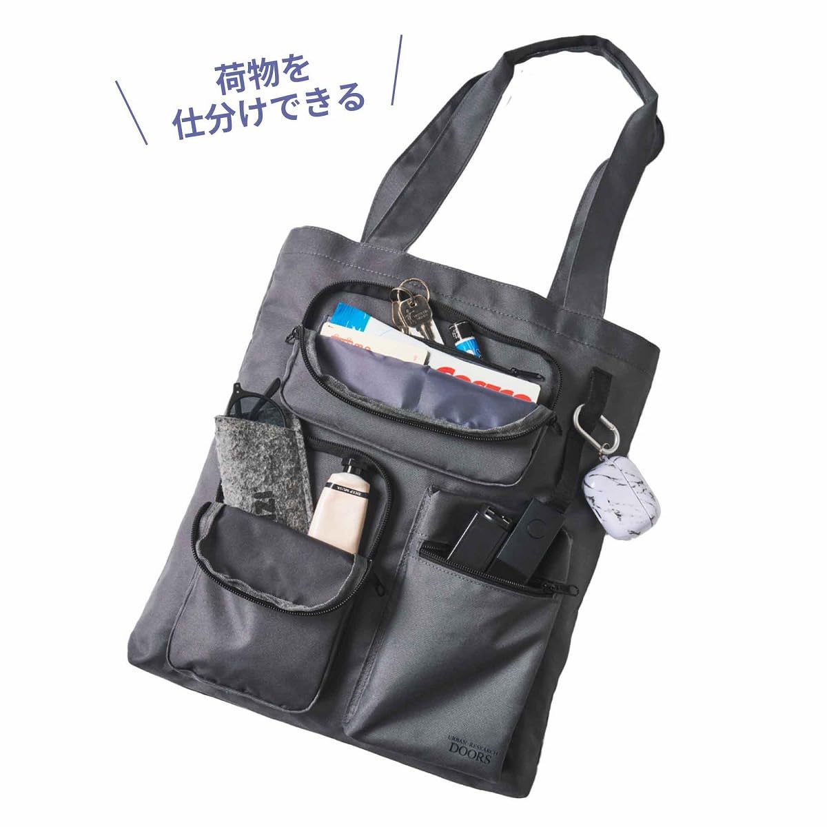 バッグ正面に搭載した3つの外ポケット。このうち横長ポケットはファスナーポケット＆カードポケットが付いた「お財布機能」となっている