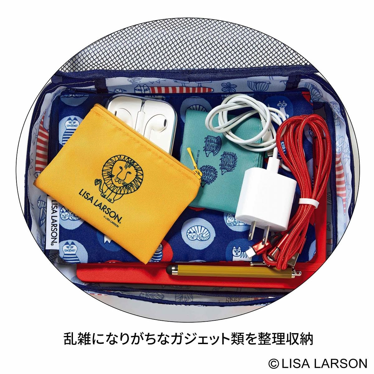 「特大立体ケース」はフタがメッシュ。サイズは約25×6×17.5cm（幅×奥行×高さ）。旅行の着替えやガジェット入れに