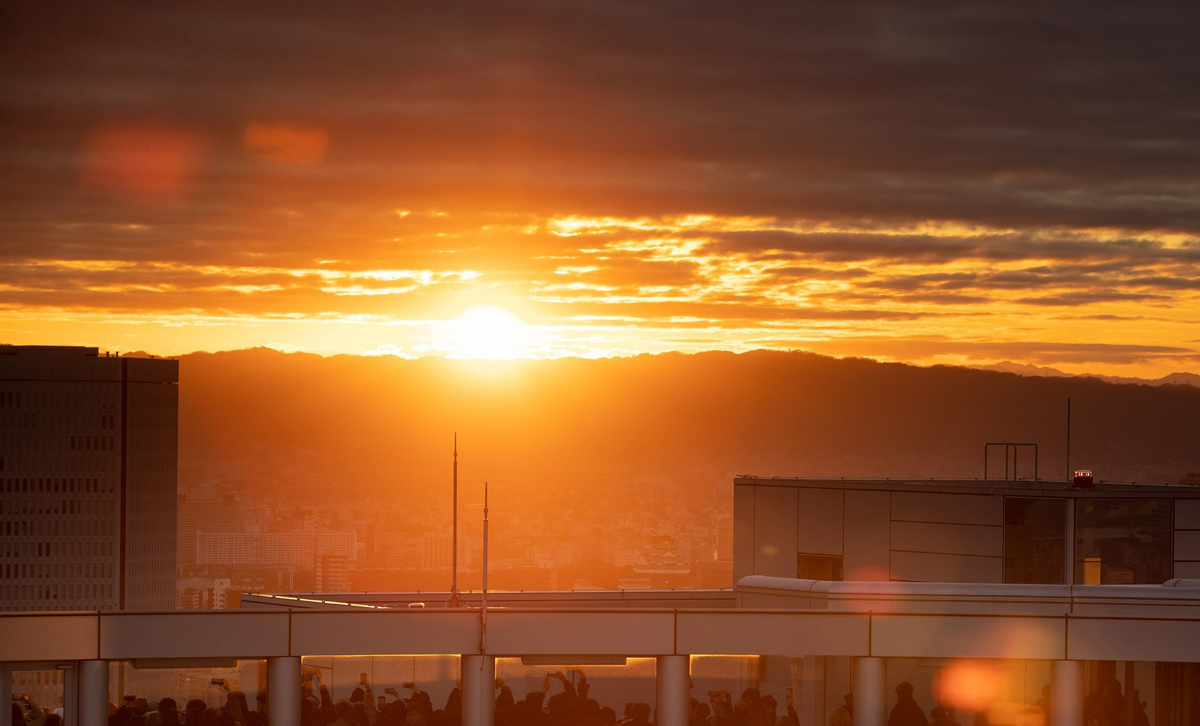 初日の出は屋上からでも屋内（40階）からでも鑑賞できる