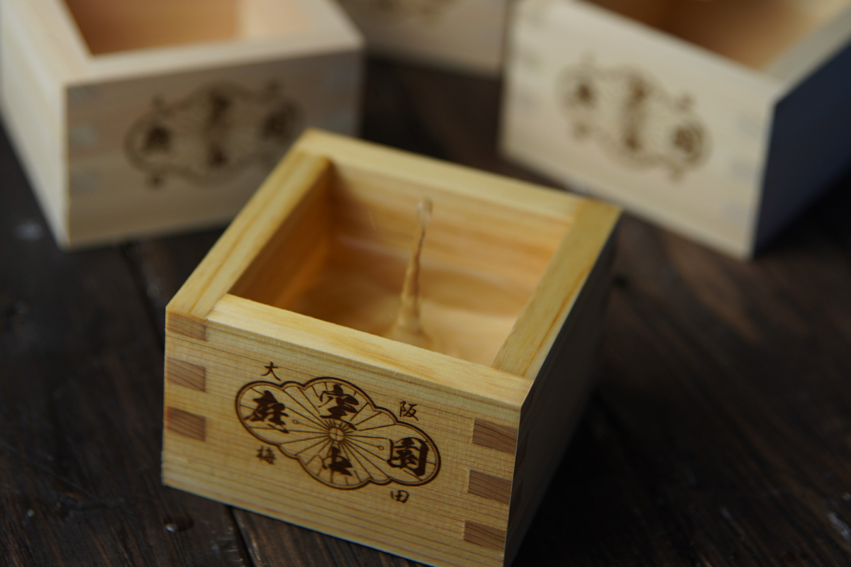 お土産の檜製オリジナル升で振る舞い酒が楽しめる