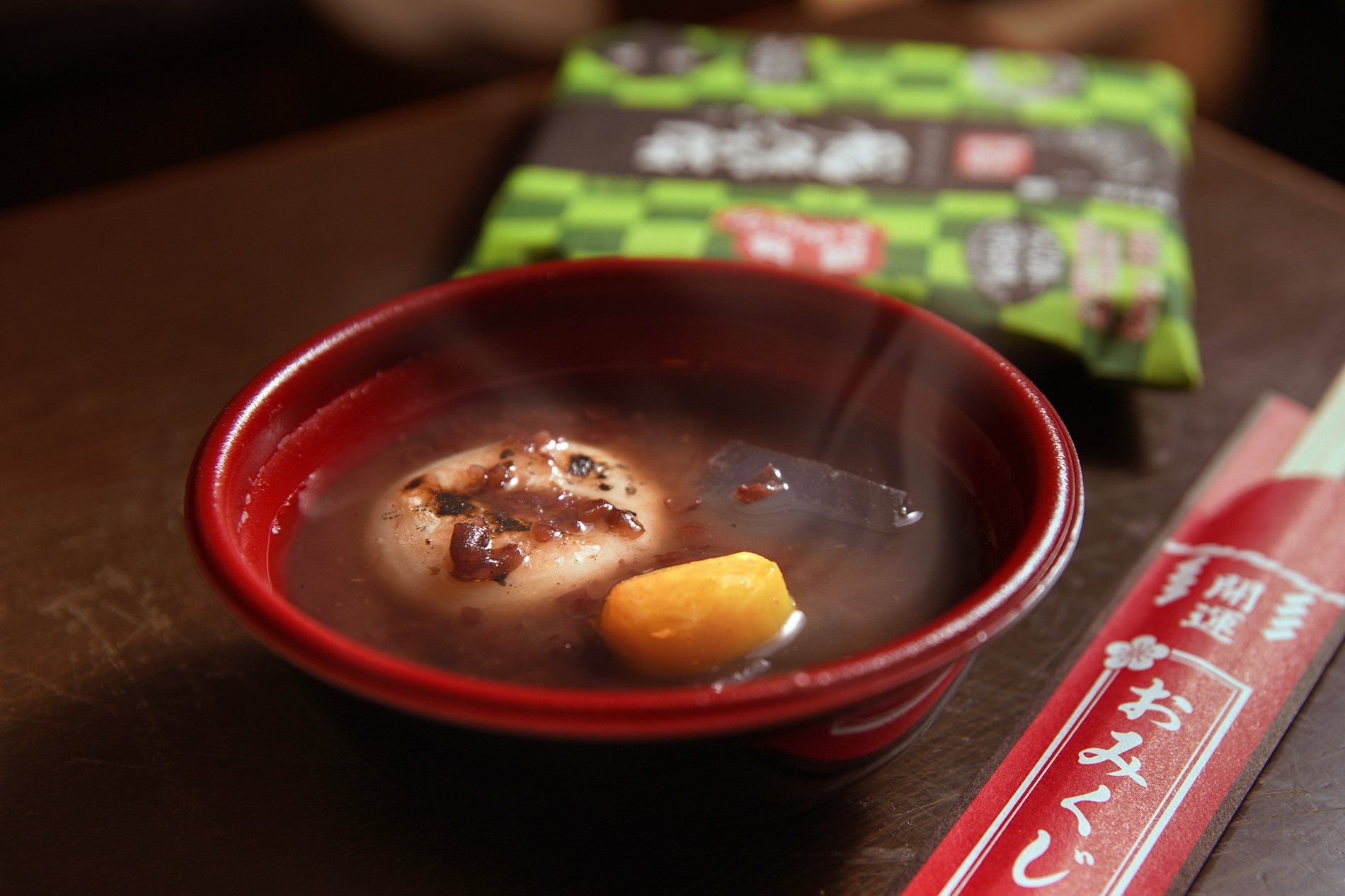 焼き餅入りぜんざい。遊び心のあるお箸も