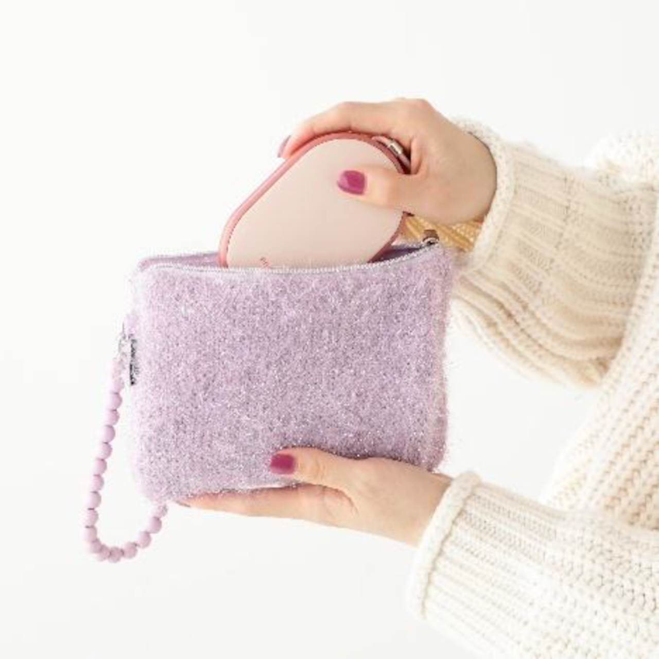 カイロをかわいく持ち運べ、両手を入れてあたたまることができるポケットも備わる