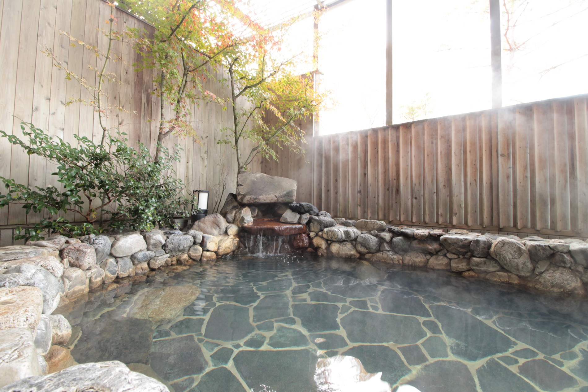 夕朝食と温泉をセットで楽しめる「RVパーク 京都・烟河」