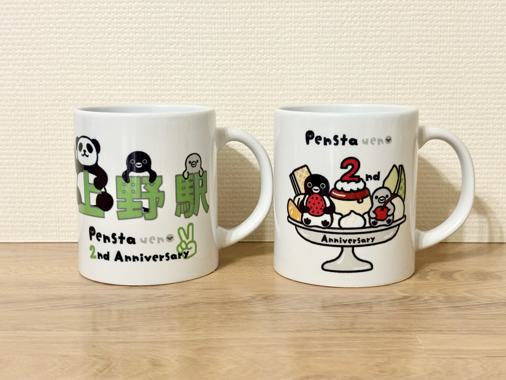 Suicaのペンギン マグカップ イエロー/グリーン（各1540円、グッズエリア限定）