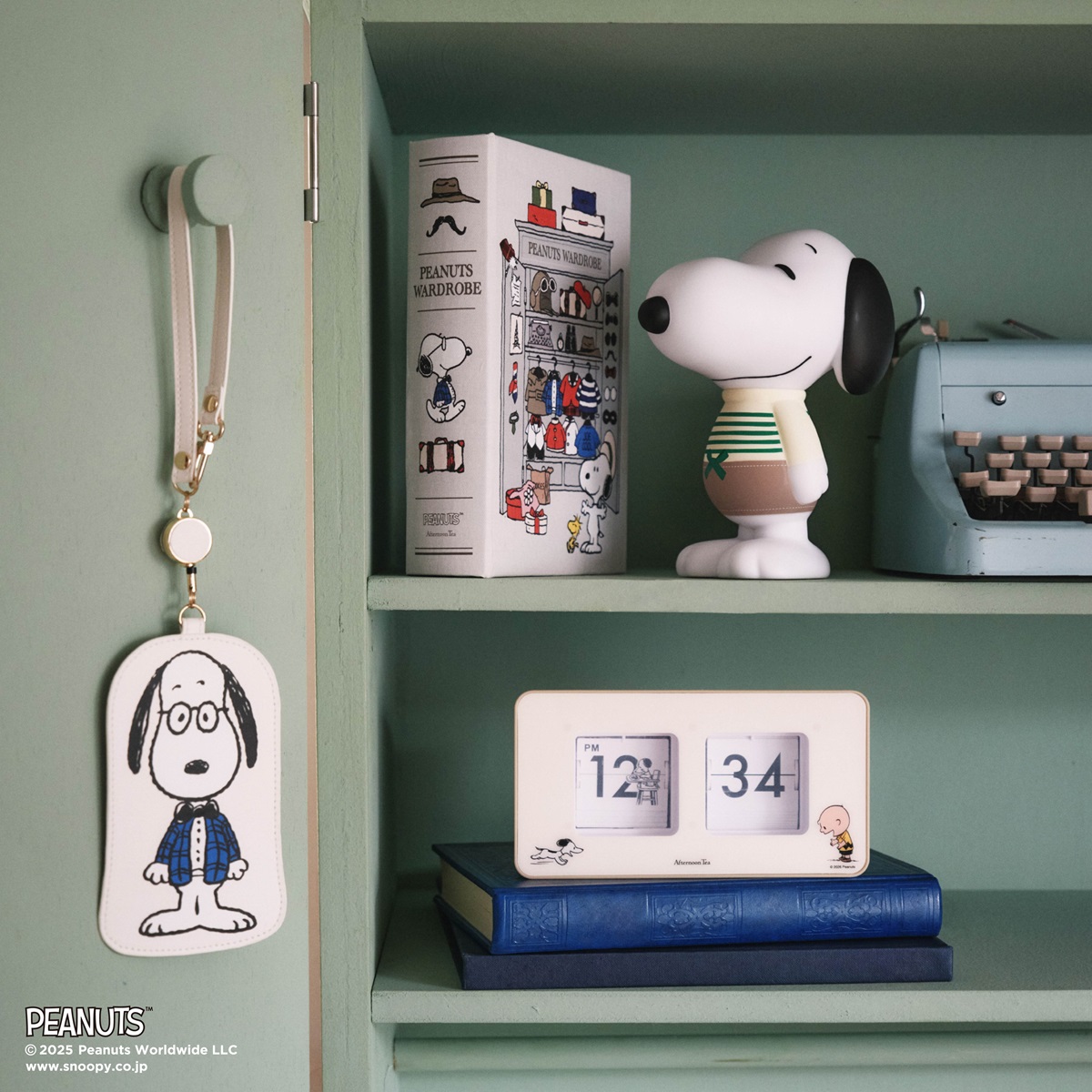 ダイカットパスケース（2970円）、BOOK型小物入れ（2640円）、立体コインバンク（2420円）、パタパタクロック（7150円）