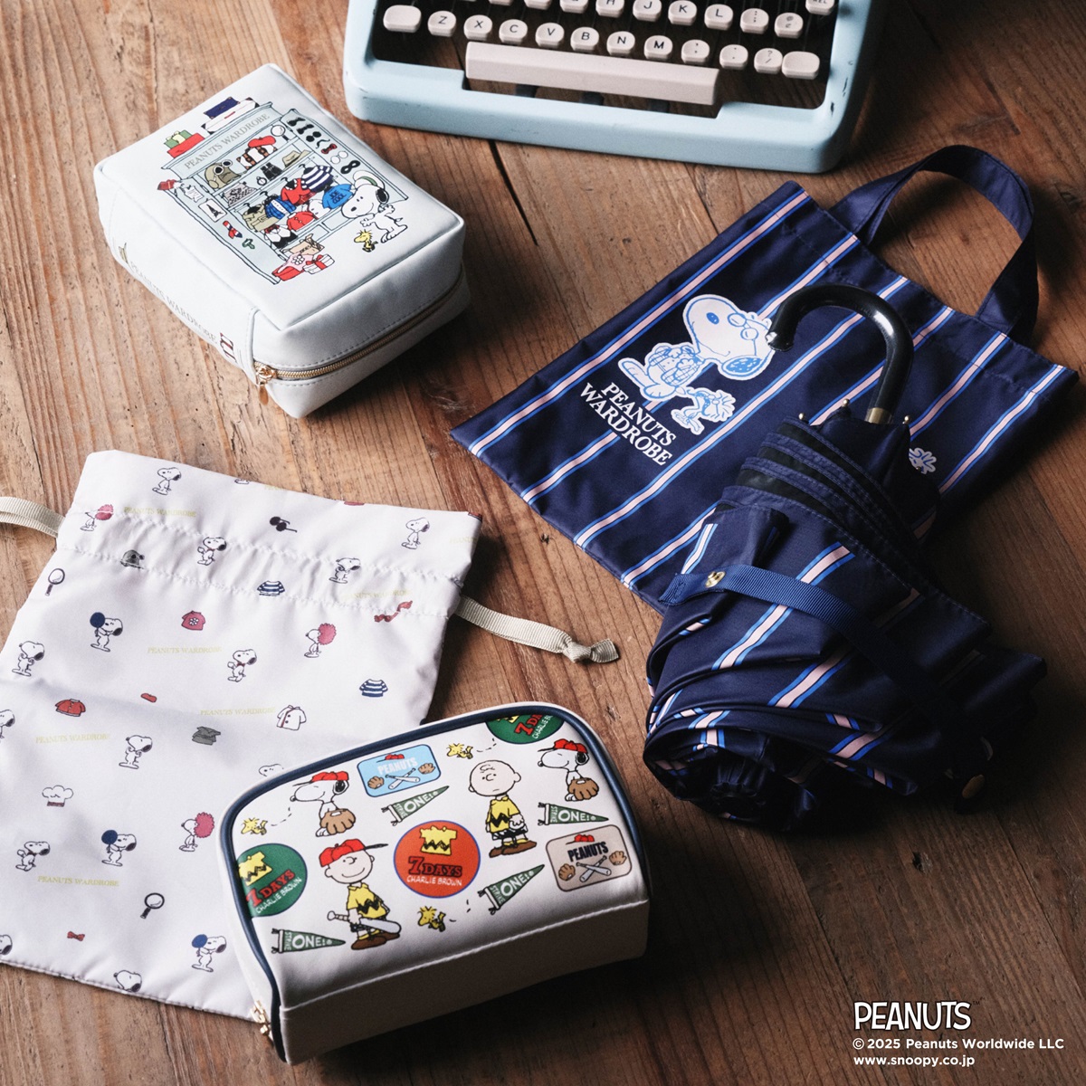 ブック型ポーチ（2750円）、折りたたみ傘（4400円）、巾着Mサイズ（1540円）、スクエアポーチ（2640円）