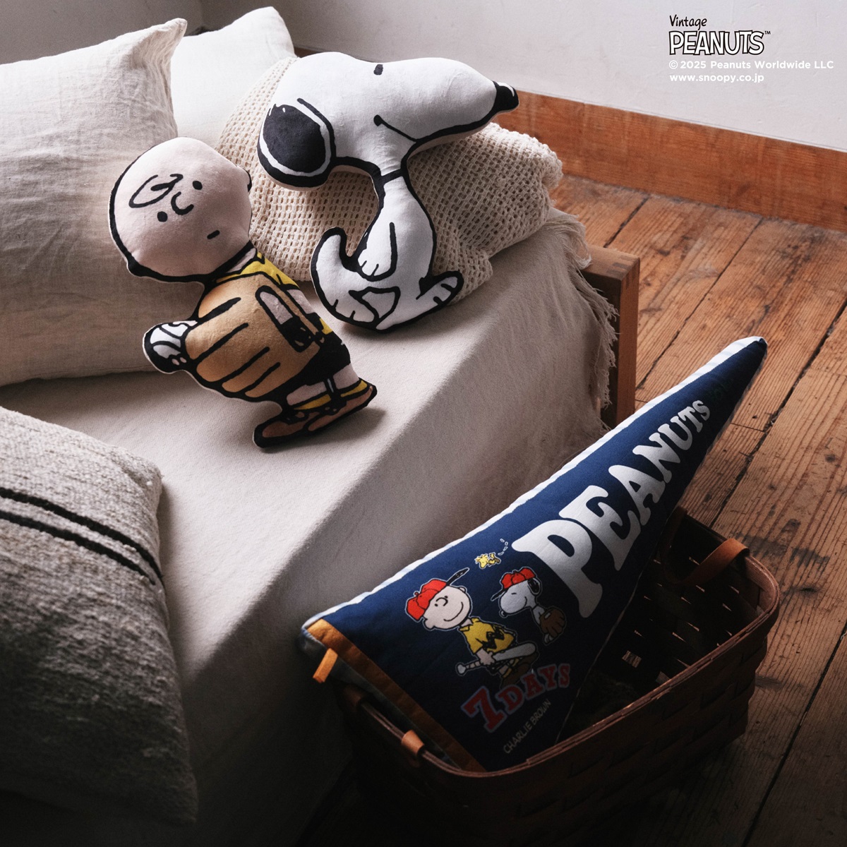 ダイカットクッション（各3300円）、ペナント型クッション（3300円）