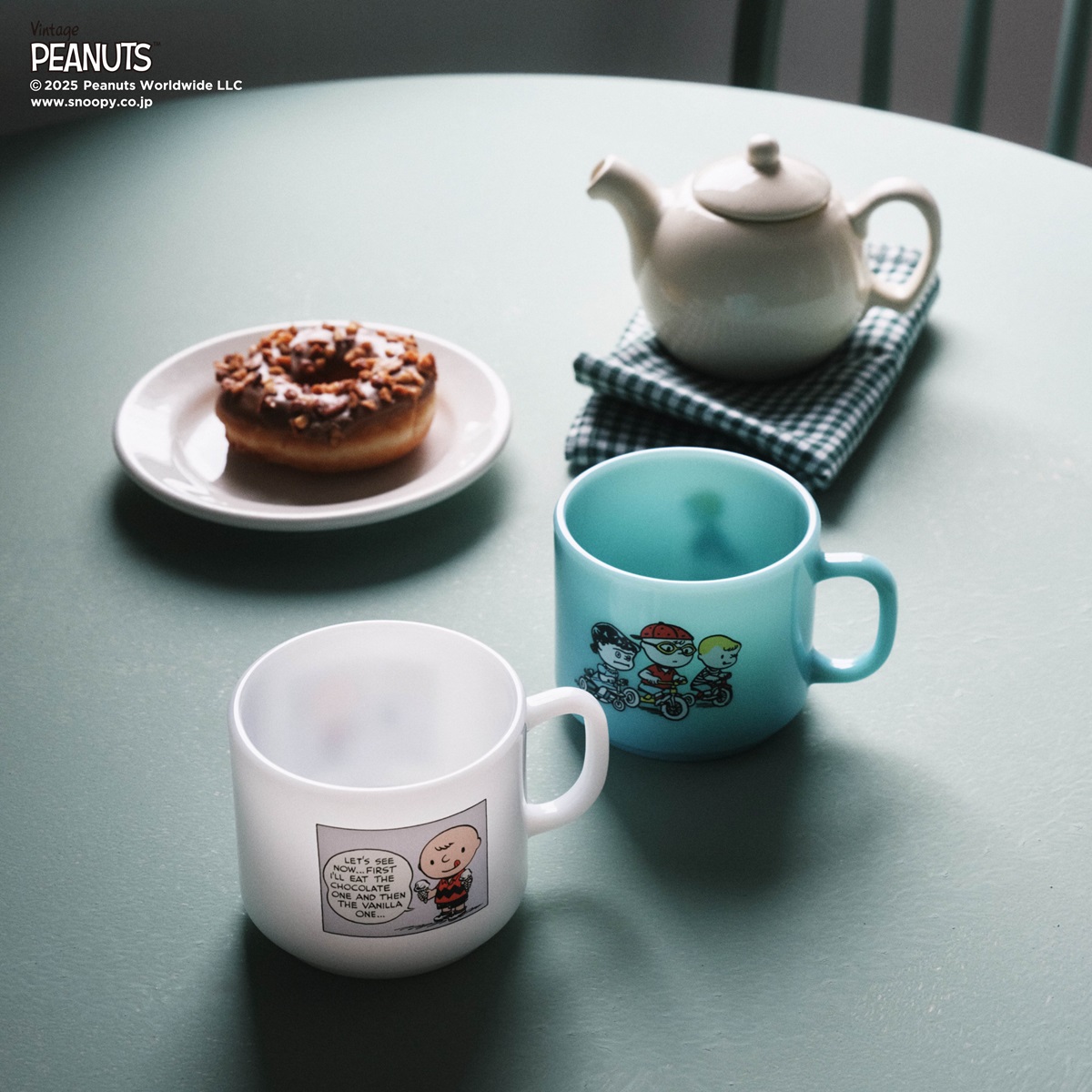 ミルクガラスマグカップ（各6930円、一部店舗・公式オンラインストア限定）