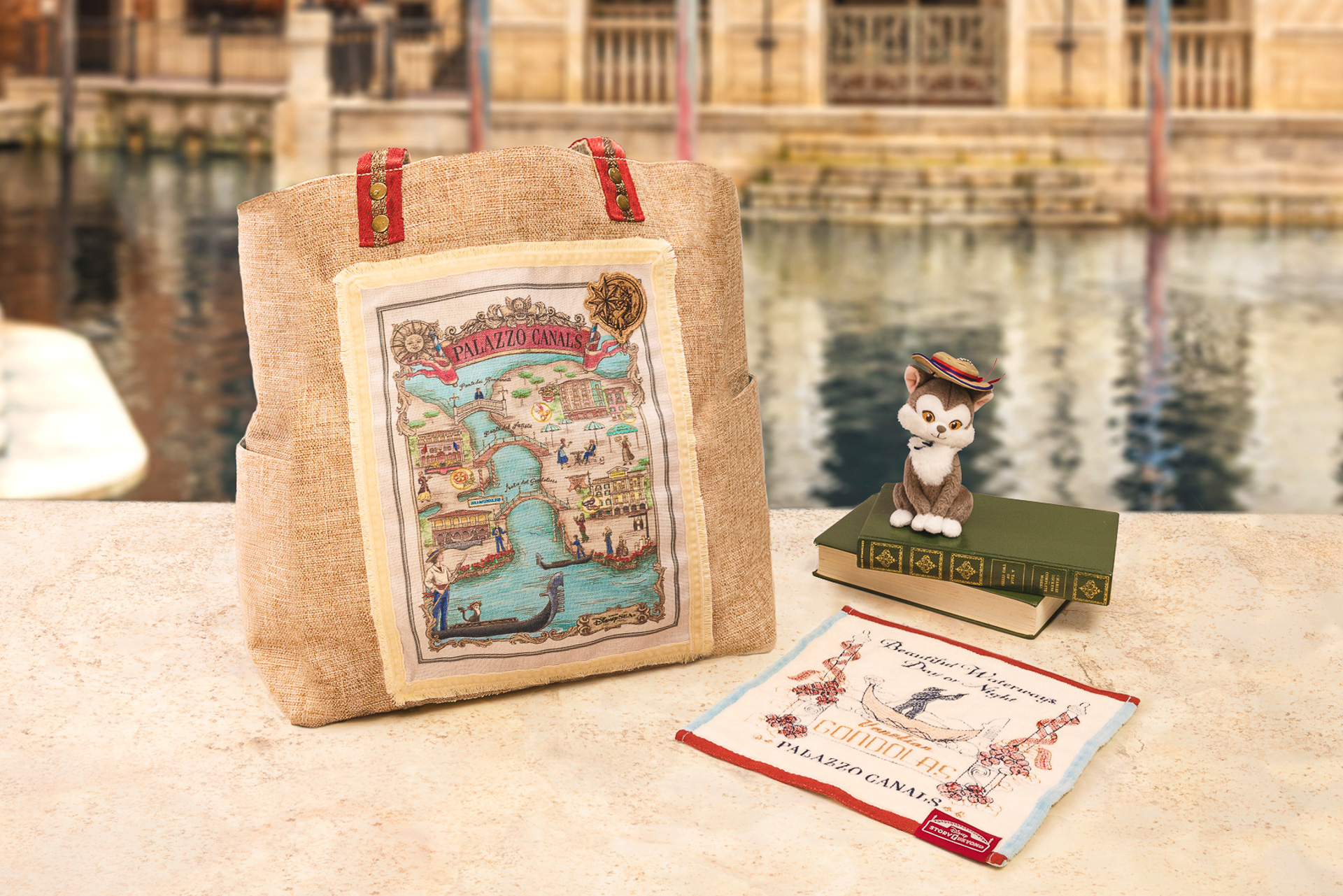 物語の舞台となるエリアや店舗ロゴなどをデザインしたアイテムも登場する