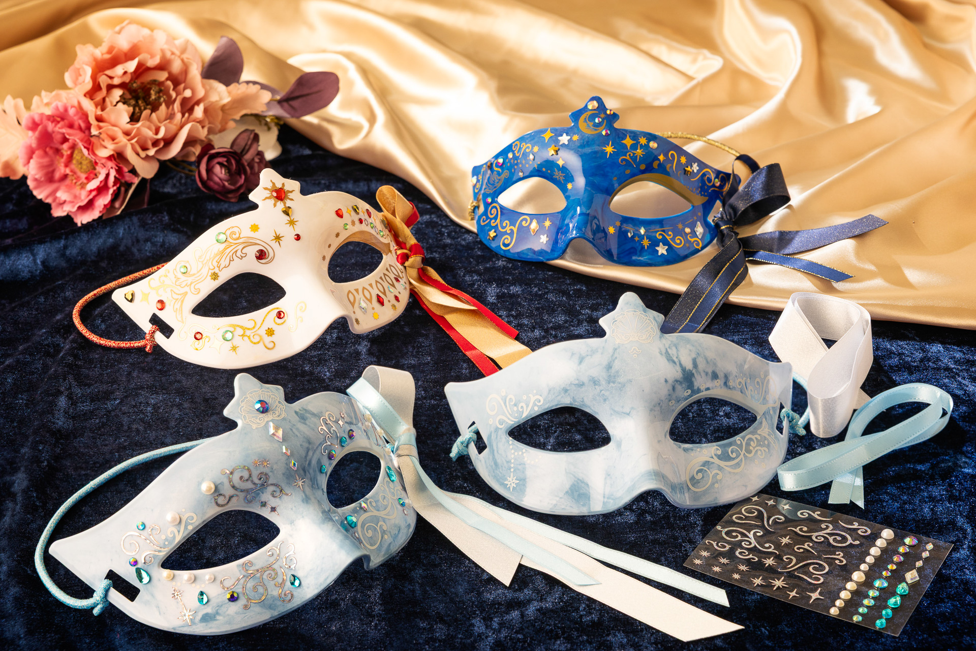 カーニバルを彷彿させる身につけアイテムなどが販売される