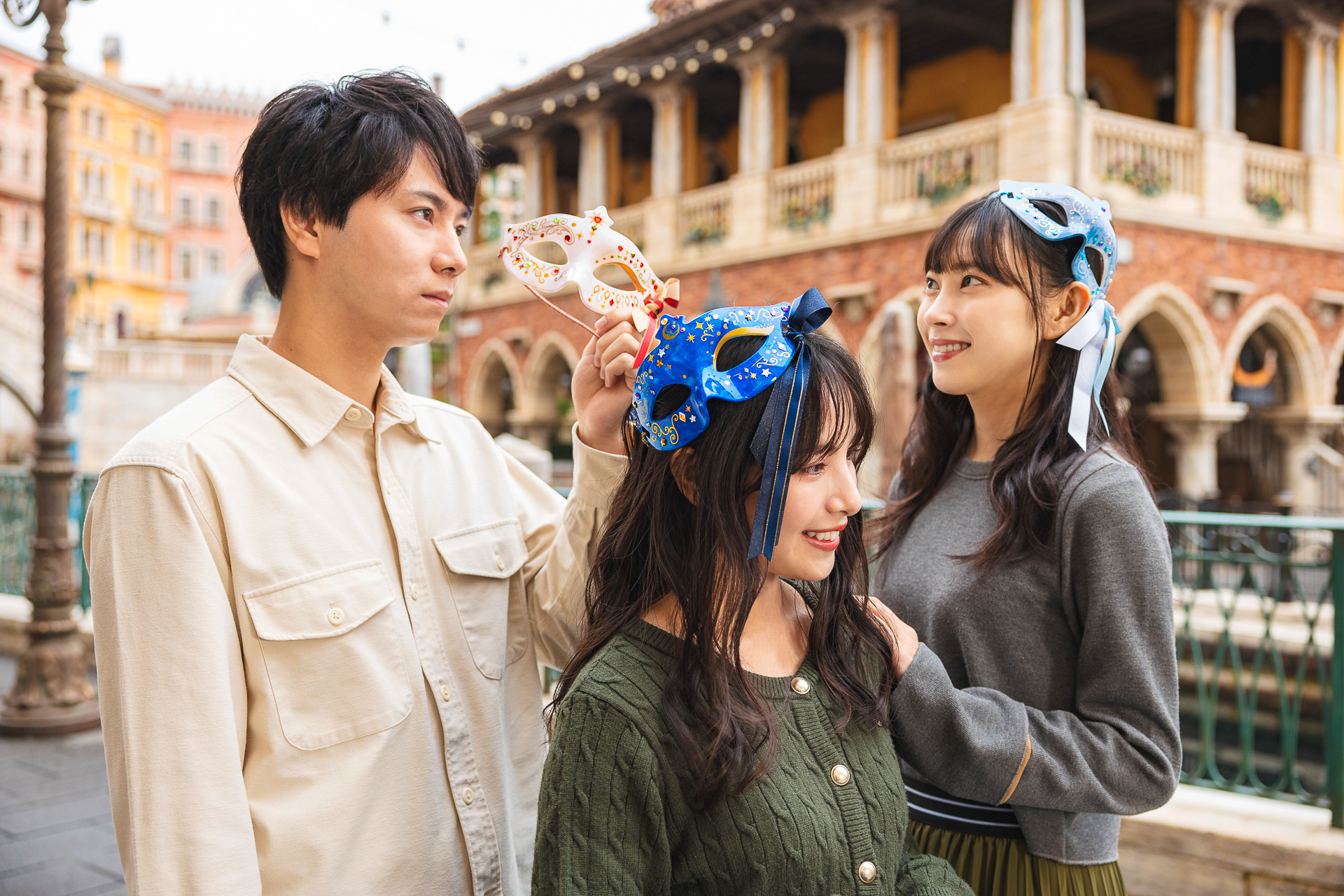 カーニバルを彷彿させる身につけアイテムなどが販売される