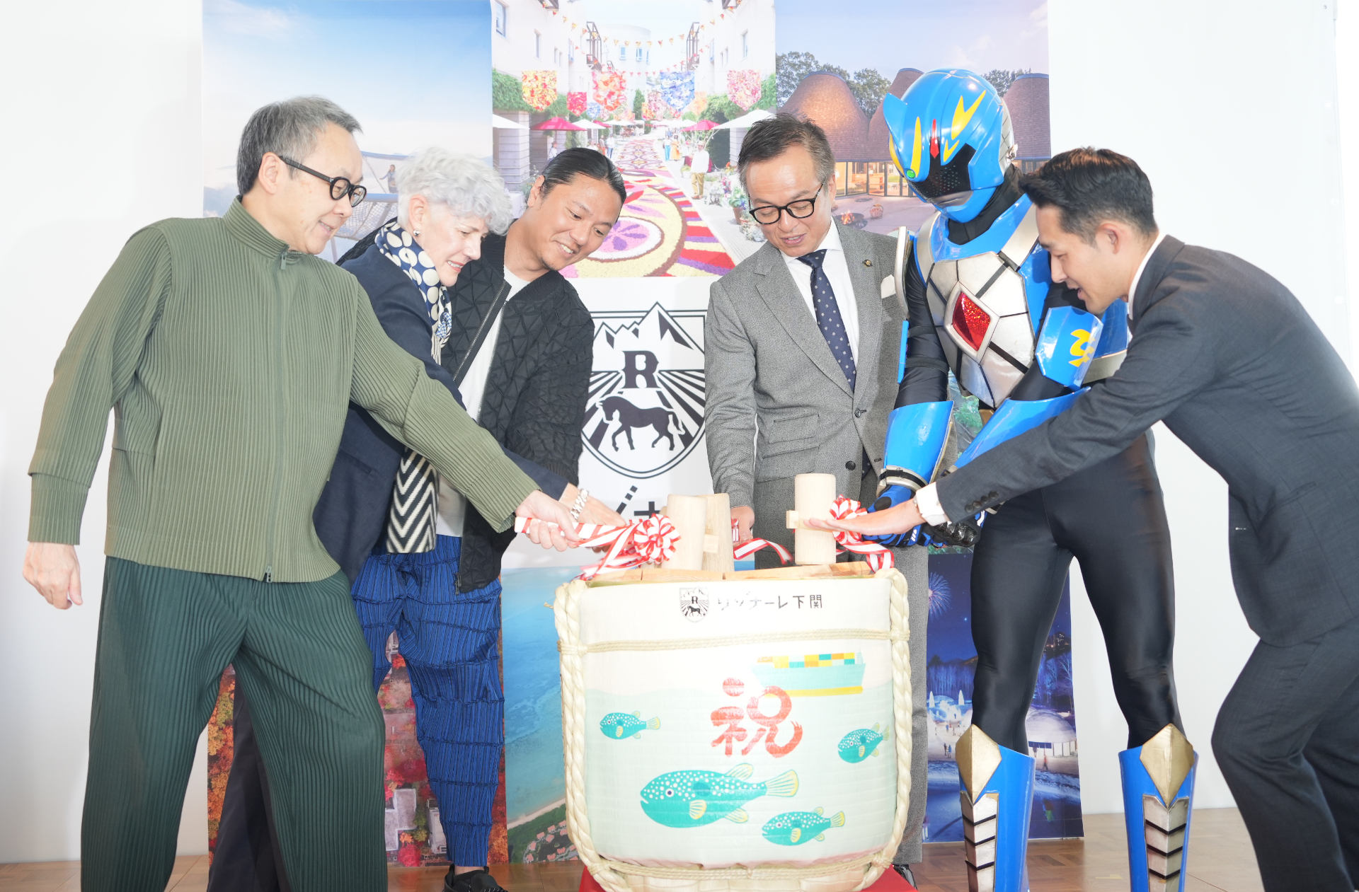 星野佳路氏や前田晋太郎氏らが開業を祝い鏡割りを行なった