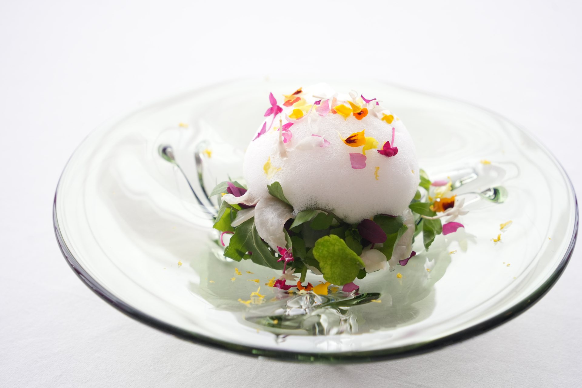 コースの一品「ふぐのカルパッチョ 柑橘のスキューマ」