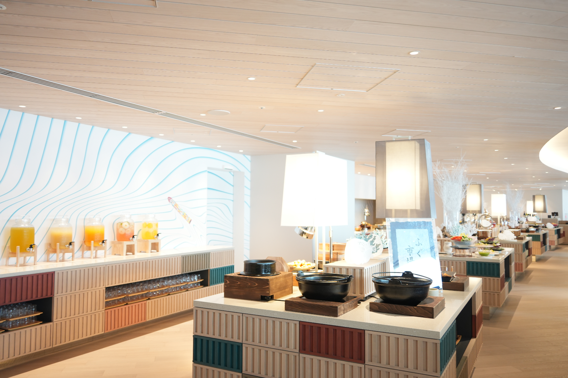 ビュッフェ台は関門海峡の船が運ぶコンテナをイメージ