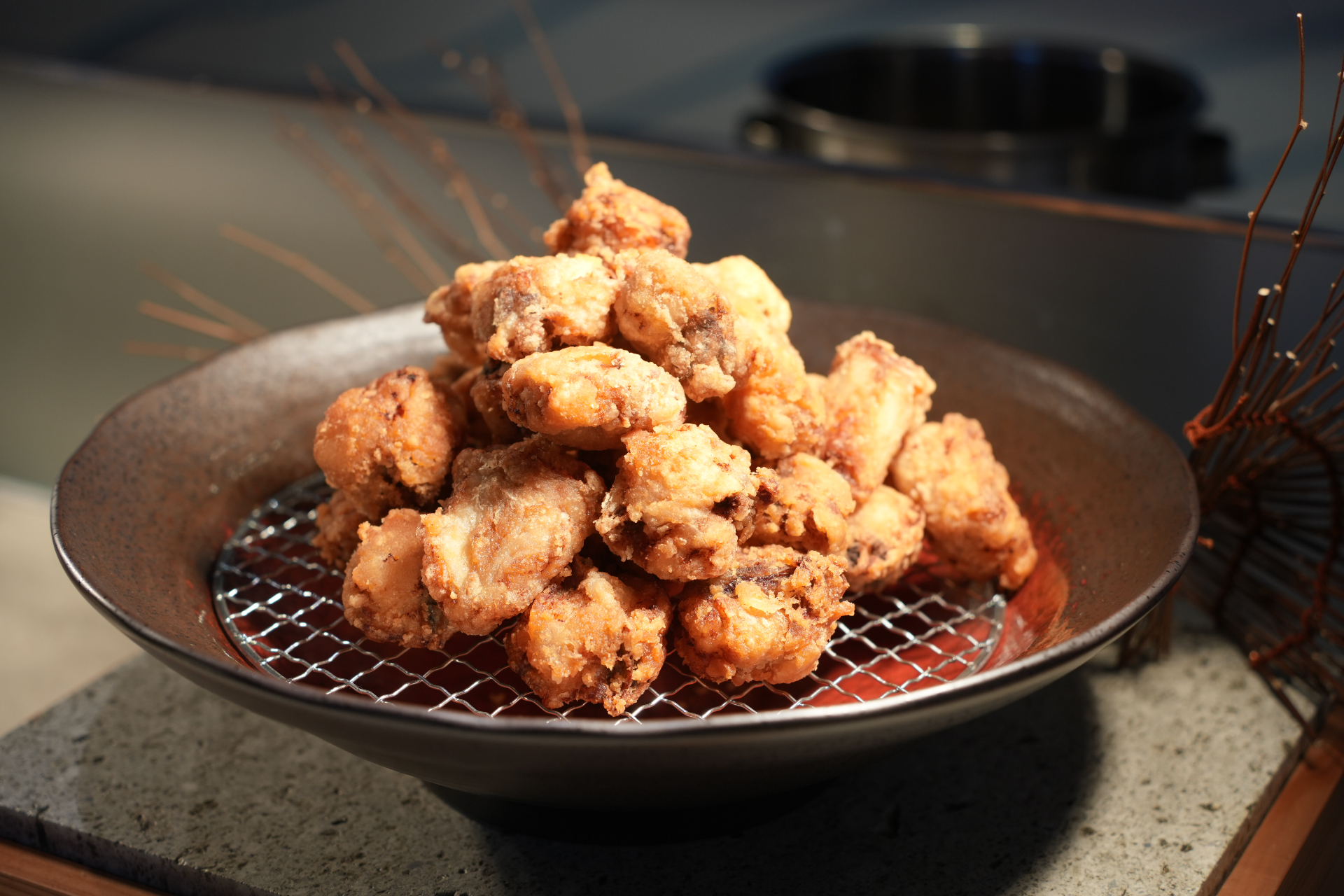 ライブキッチンでは目の前でふぐの唐揚げを揚げる