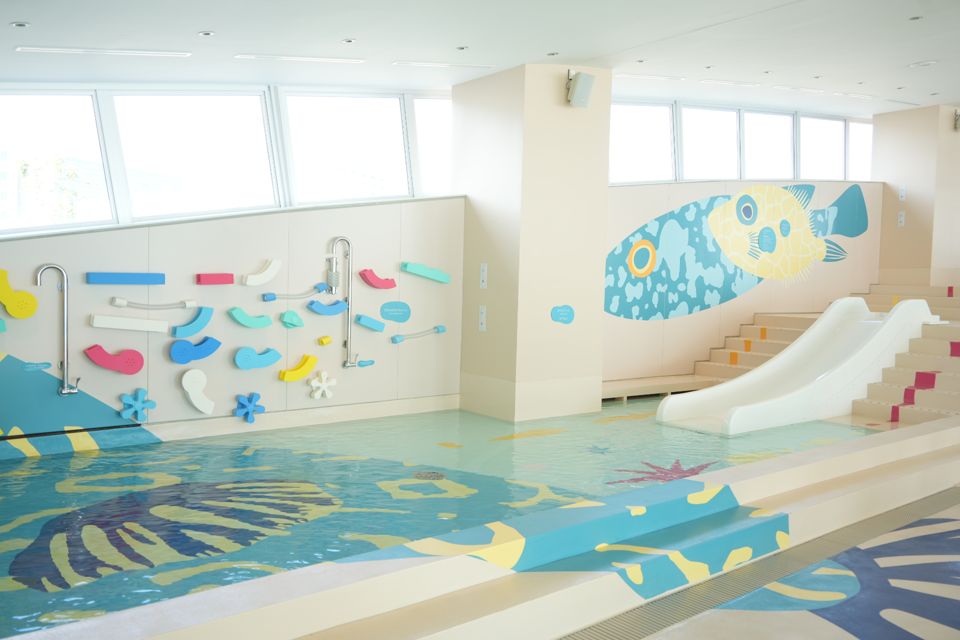 子供のプールデビューにもぴったりな水深15cmの「あそびプール」