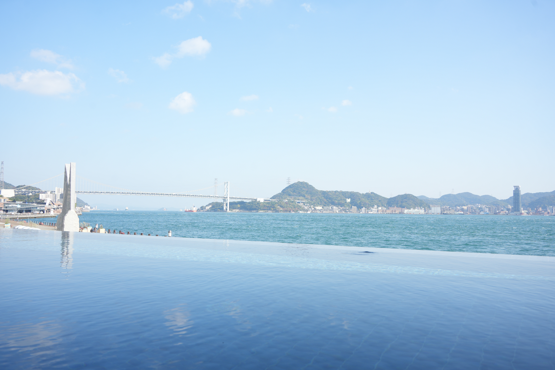 関門橋も見える、海水を使ったインフィニティプール