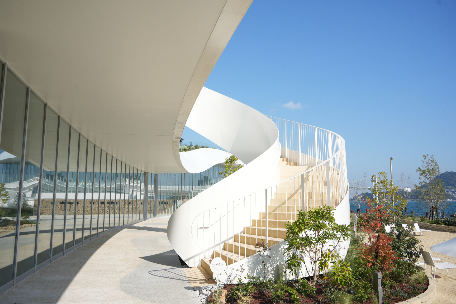 「なみなみテラス」へと繋がる螺旋階段