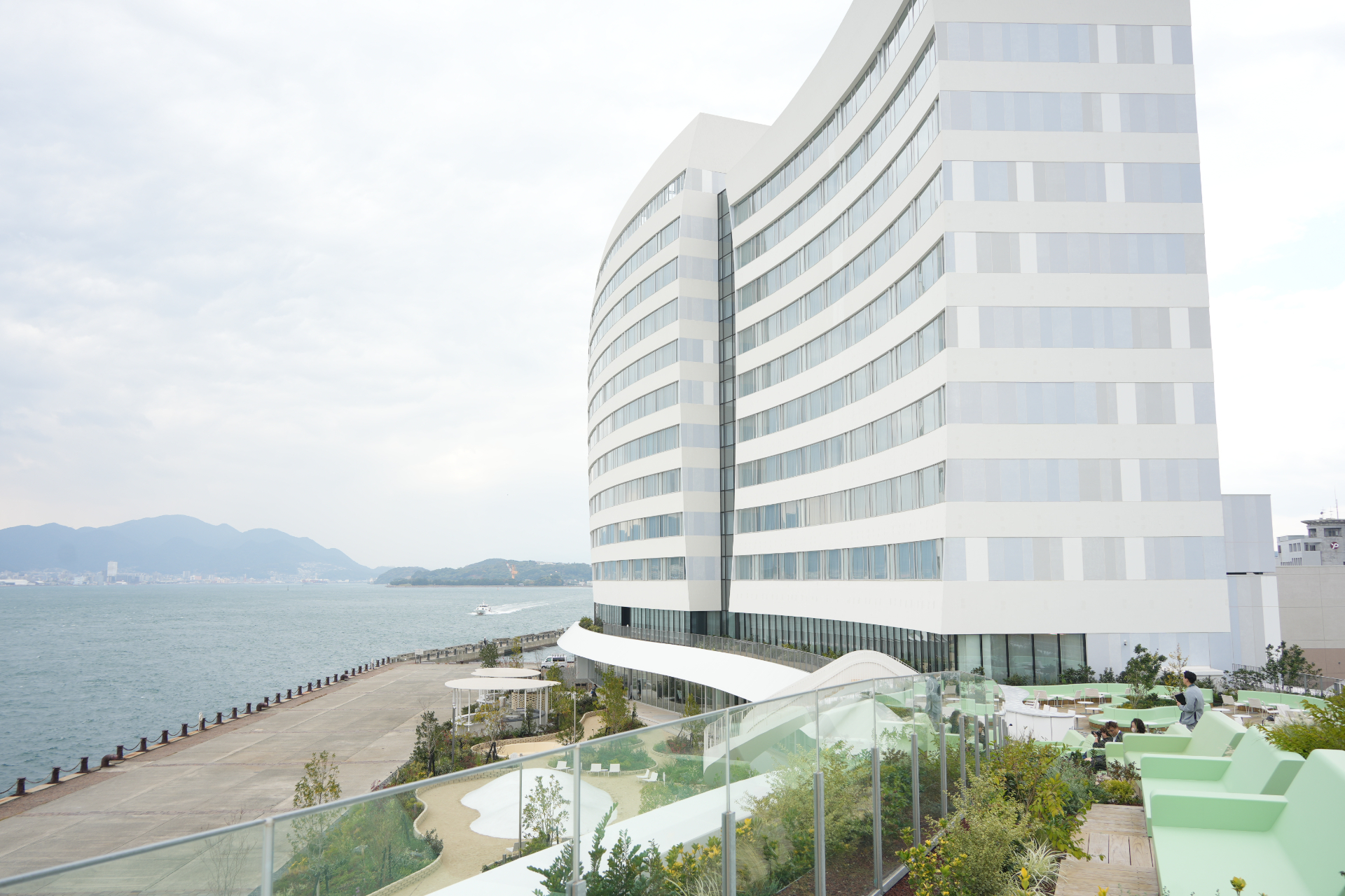 「なみなみテラス」から眺めると、曲線がよく分かる