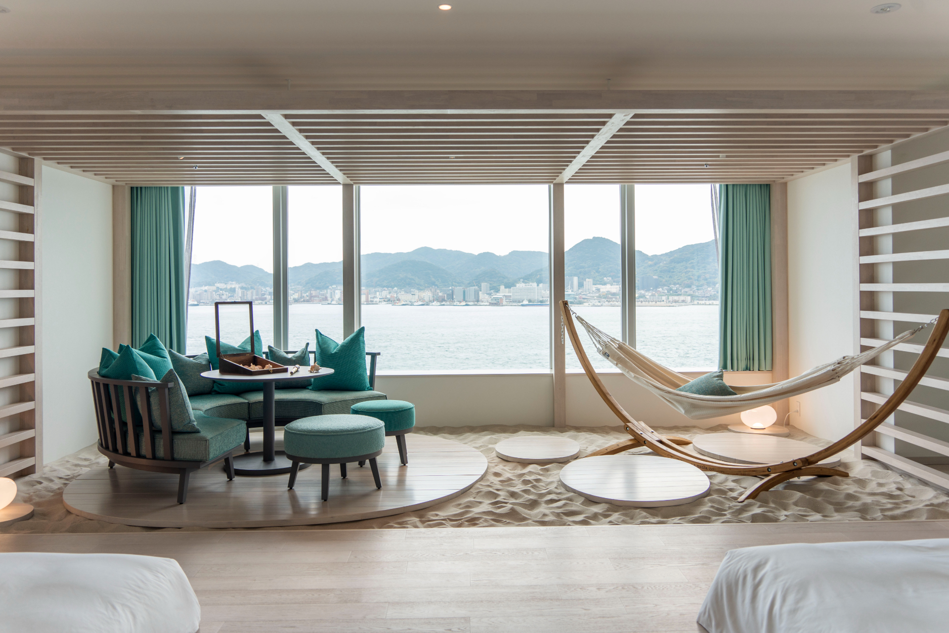 星野リゾート「リゾナーレ下関」がいよいよ開業。写真はリビングに砂浜が広がる客室「海峡カバナスイート」
