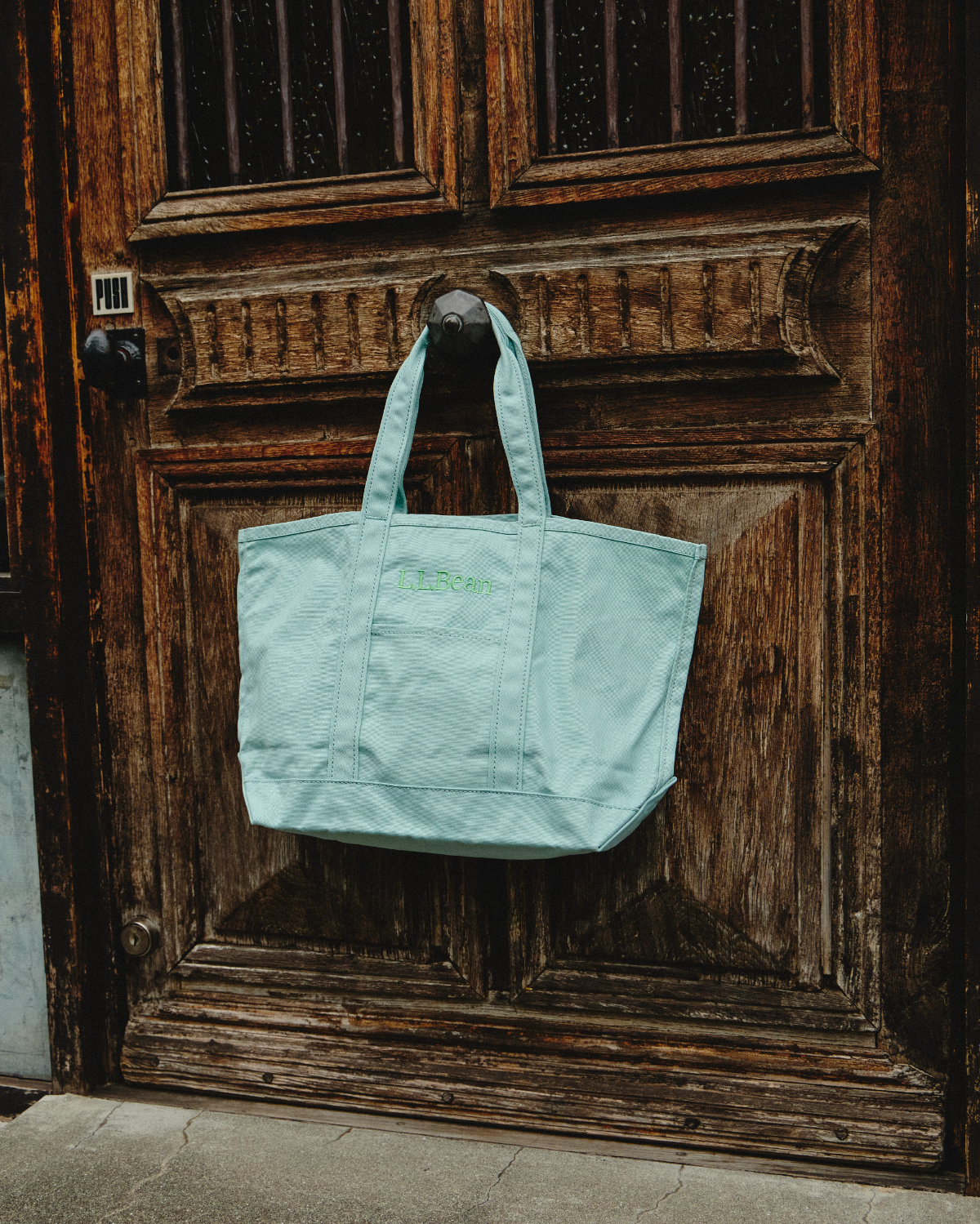 全4色（ブラウン、ブルー、ピンク、グリーン）。ボディと色違いでブランドロゴをあしたった2トーンカラー仕立て