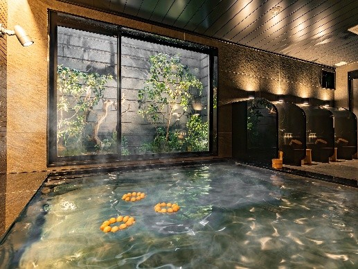 天然温泉「恵那峡の湯」。風呂椅子と桶には岐阜県東白川村産ヒノキを活用