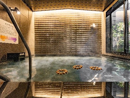 天然温泉「恵那峡の湯」。風呂椅子と桶には岐阜県東白川村産ヒノキを活用