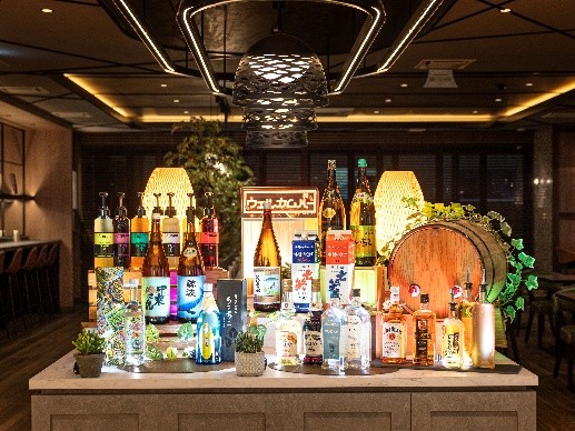 アルコール含むドリンクを自由に作って楽しめる夜の「ウェルカムバー」。中津川の地酒のほか、近隣テーマパーク「ちこり村」で作られる焼酎「ちこちこ」などが並ぶ