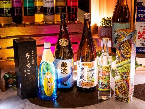 アルコール含むドリンクを自由に作って楽しめる夜の「ウェルカムバー」。中津川の地酒のほか、近隣テーマパーク「ちこり村」で作られる焼酎「ちこちこ」などが並ぶ