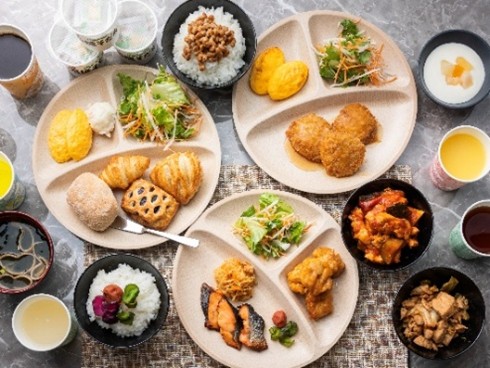 無料の「健康朝食ビュッフェ」。オーガニックサラダやパン、日替わりメニューに加えて岐阜県の郷土料理「鶏ちゃん」なども
