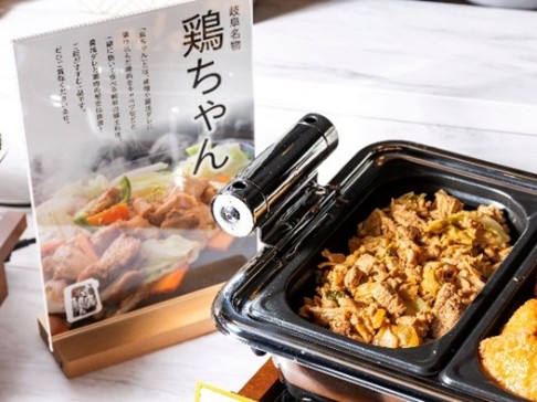 無料の「健康朝食ビュッフェ」。オーガニックサラダやパン、日替わりメニューに加えて岐阜県の郷土料理「鶏ちゃん」なども