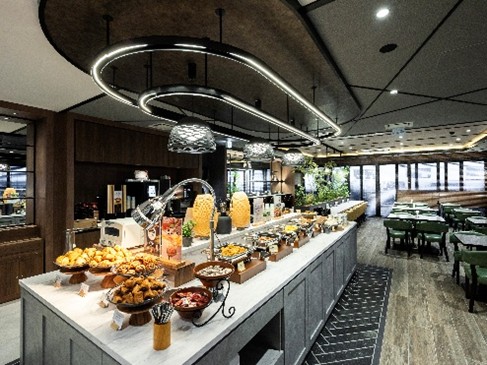 無料の「健康朝食ビュッフェ」。オーガニックサラダやパン、日替わりメニューに加えて岐阜県の郷土料理「鶏ちゃん」なども