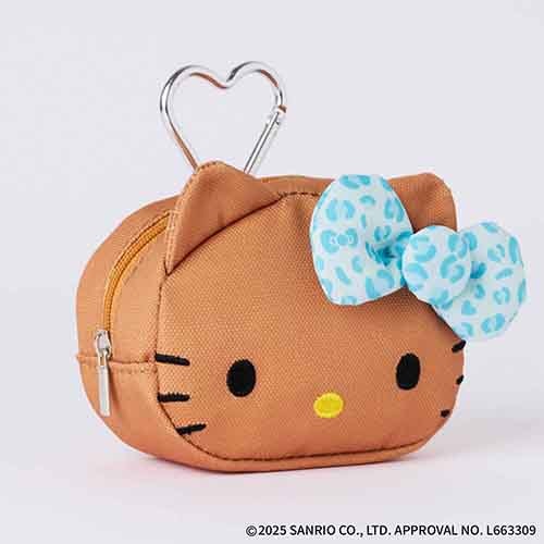 ポーチチャームのカラビナはどちらもハート型。マイバッグに取り付けて、リップやイヤホンなどの小物をかわいく持ち歩ける