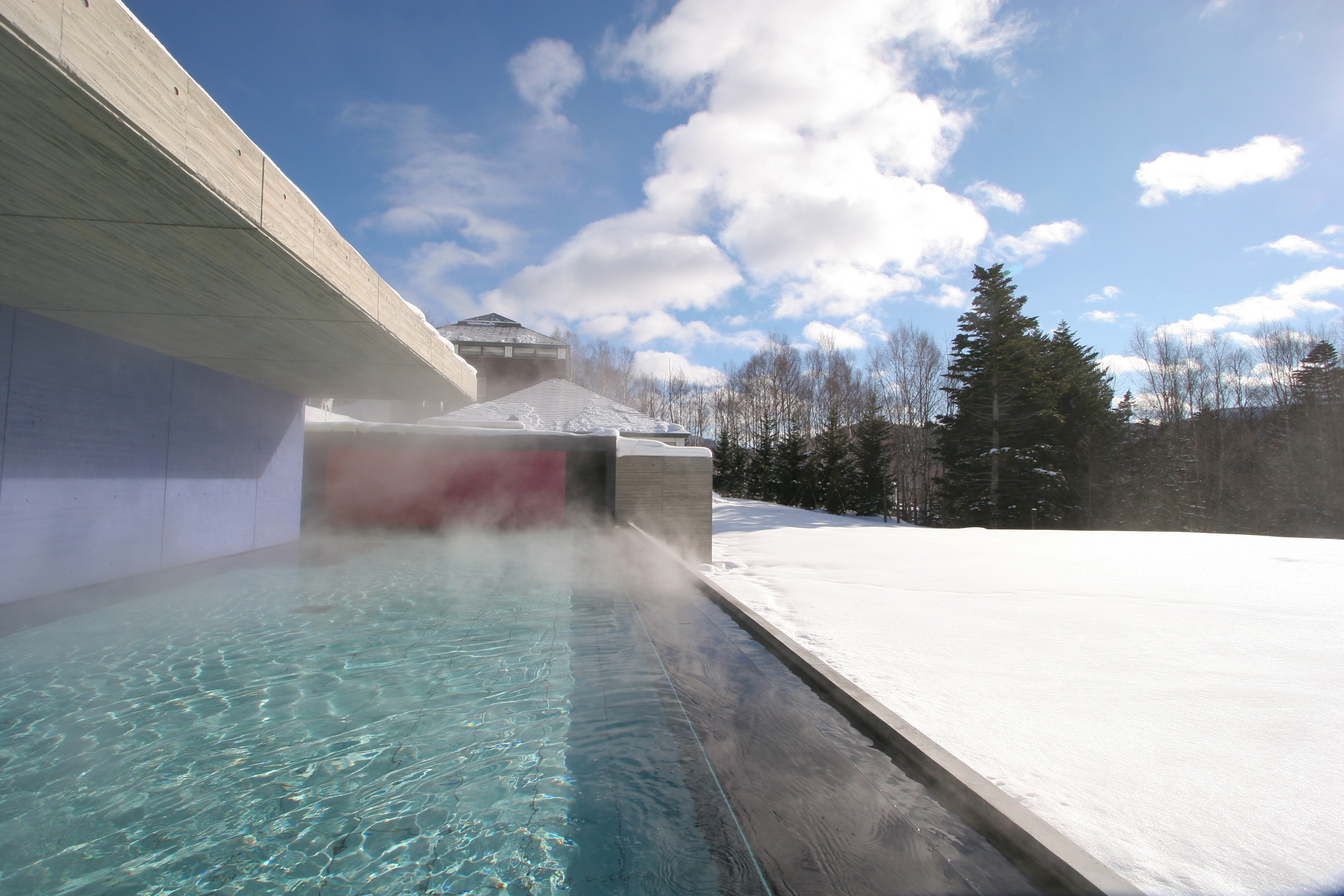露天風呂やインドアビーチも備える