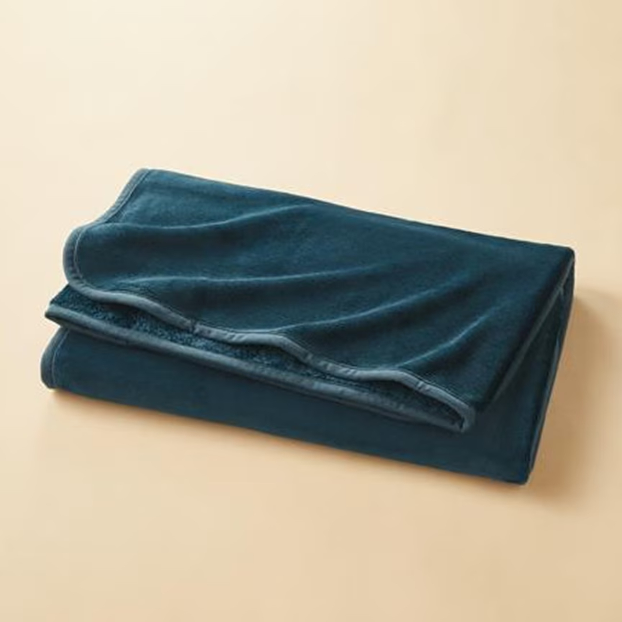 あたたかいフリース素材のブランケット。スナップボタン付き