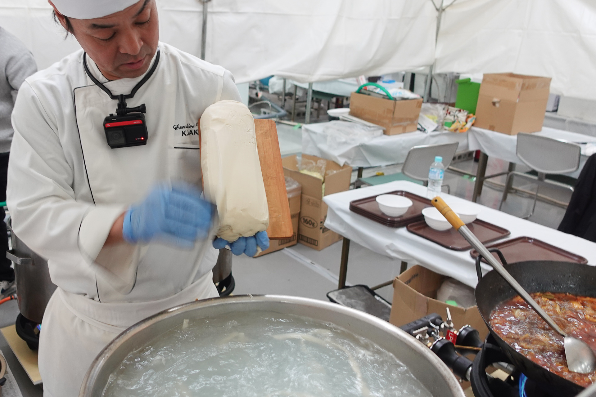 刀削麺の早業によって、縮れてモチモチの麺が削り出される