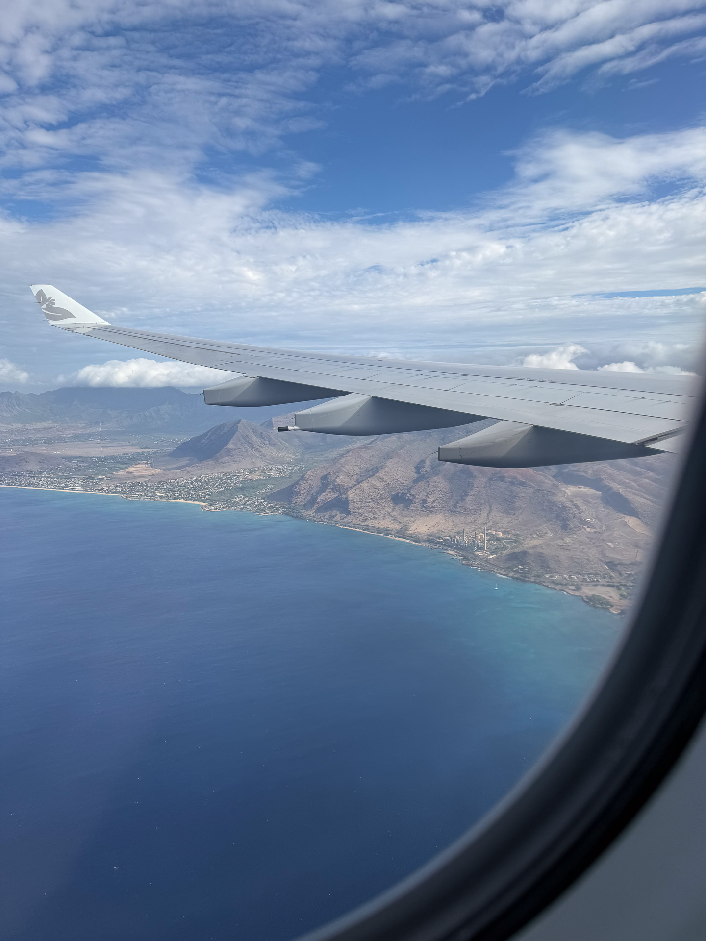 7時間半ほどのフライトでオアフ島が眼下に迫ってきた