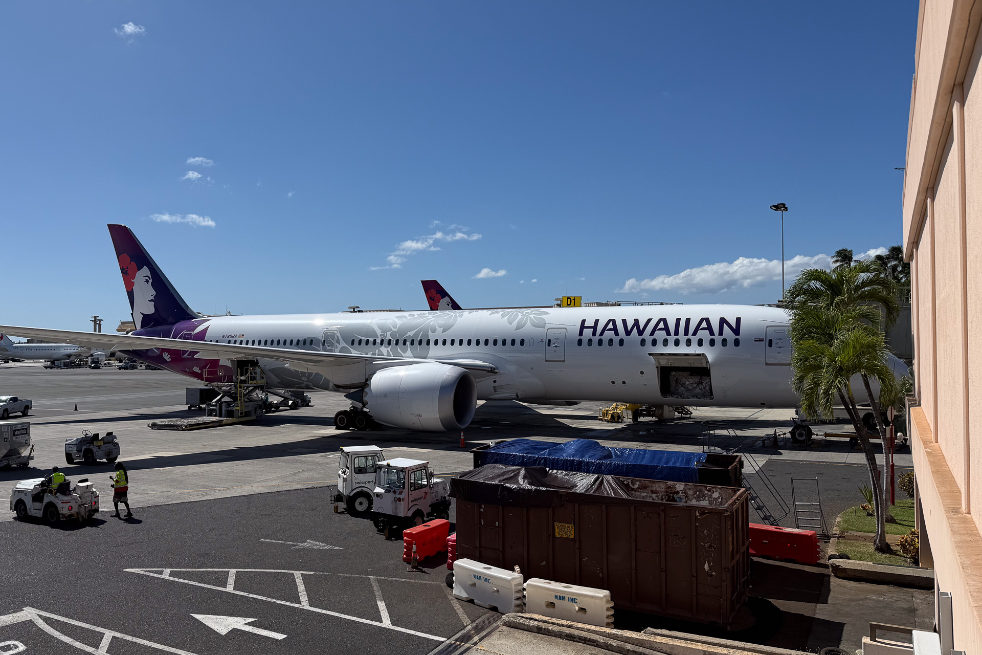 ホノルル空港で出発を待つハワイアン航空の機体