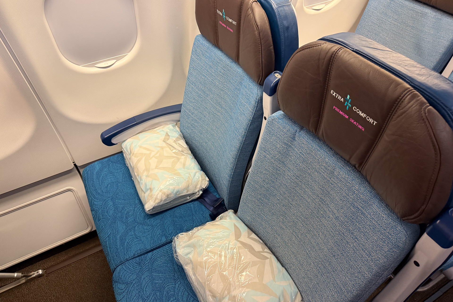 復路は空港カウンターでアップグレードして、足元の広い「エクストラ・コンフォート」を利用した
