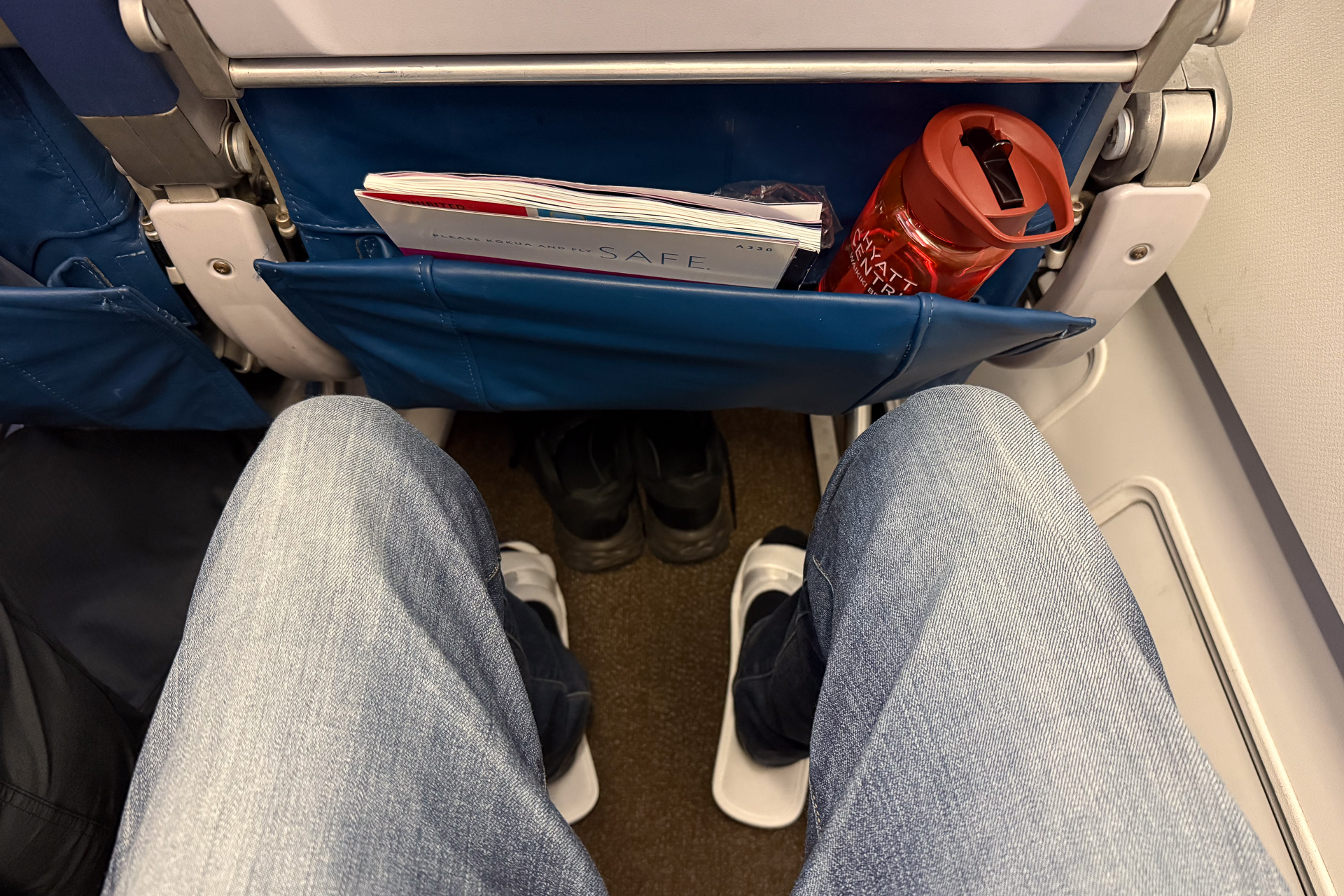 上の写真と比較すると、膝まわりの余裕が分かりやすいはず