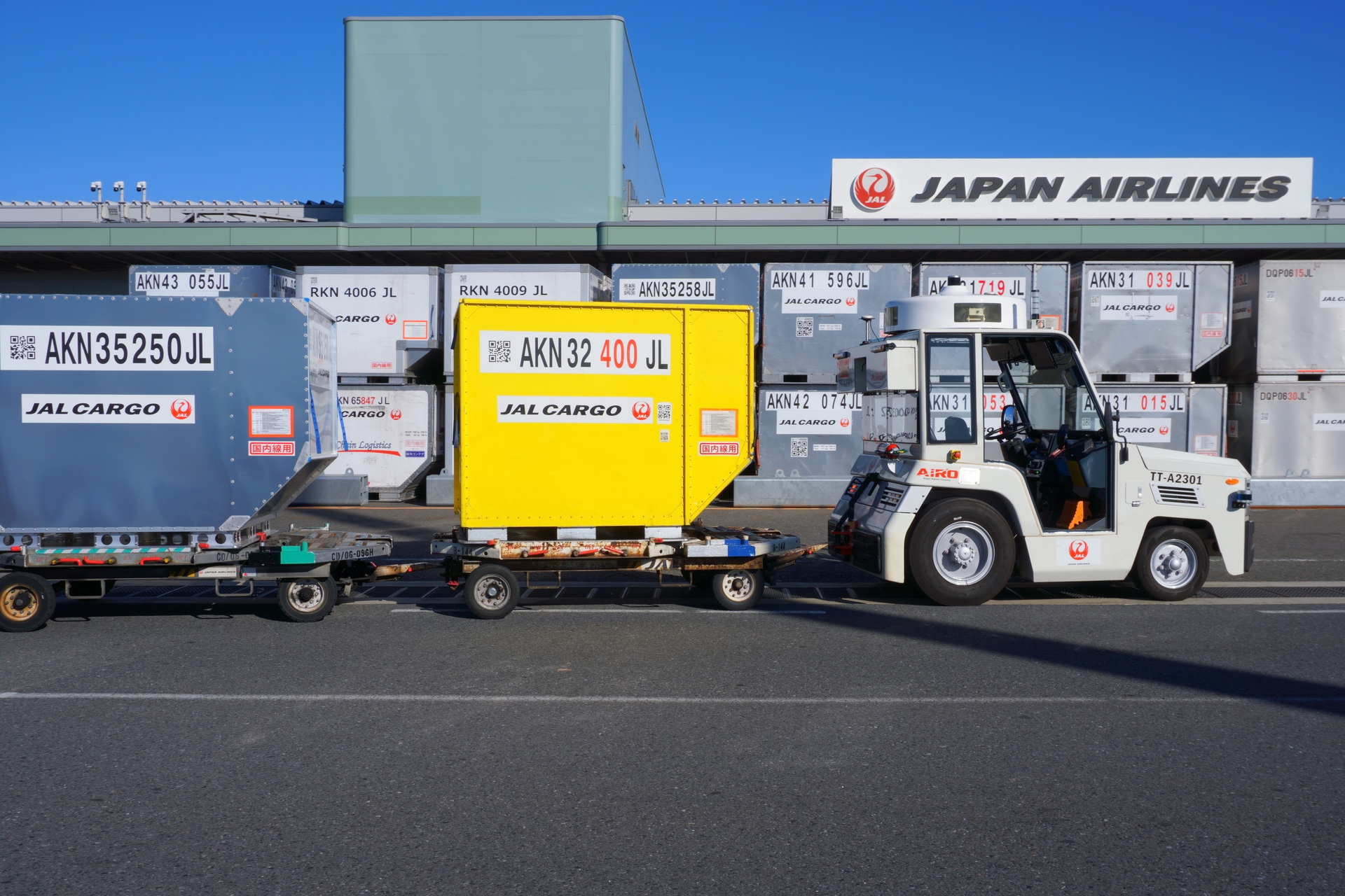 JALの完全無人自動運転トーイングトラクターが走行する様子