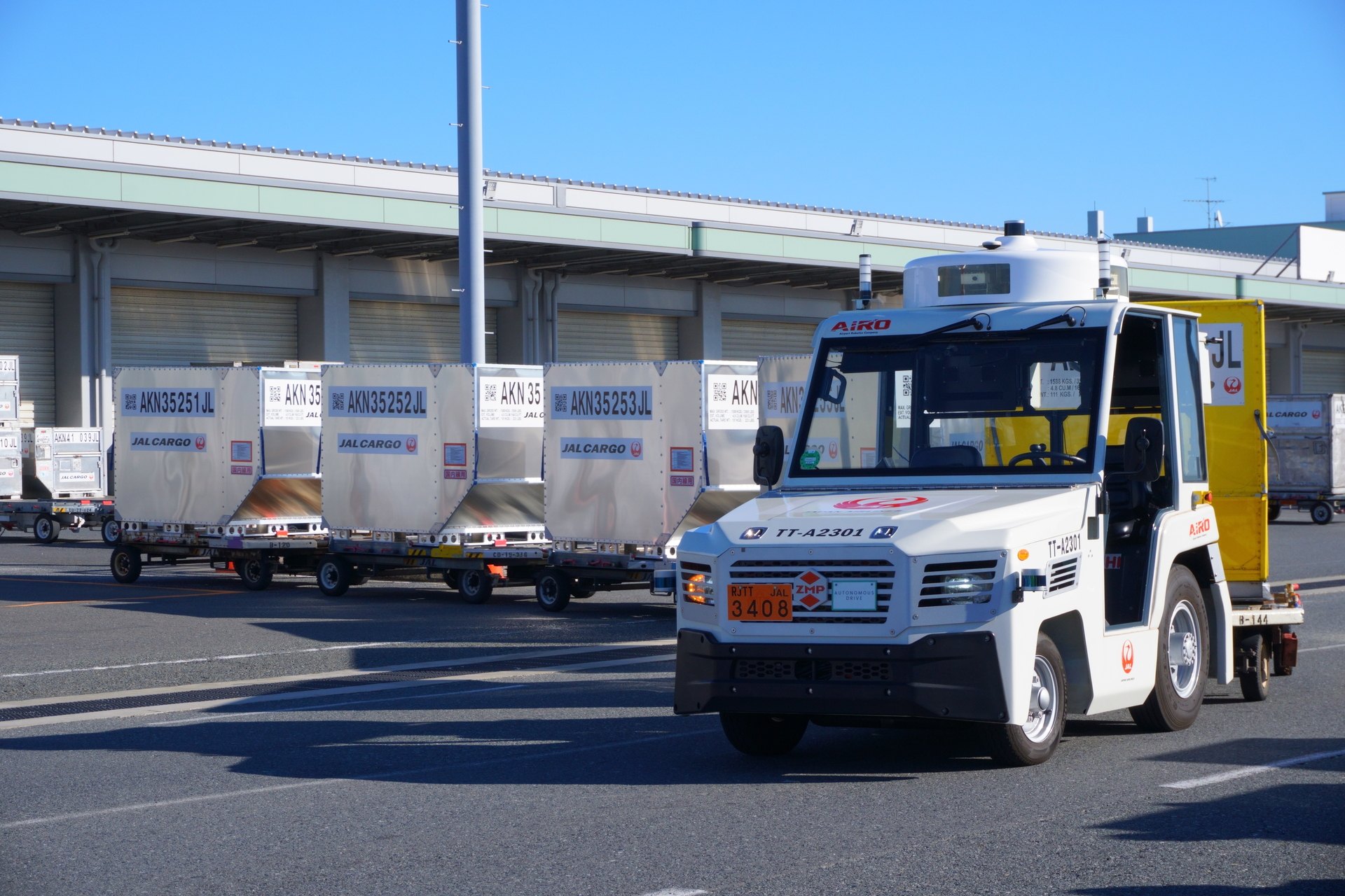 なんとサプライズで、JALで使用している約7000個の貨物用コンテナのなかで1つしかない「幸せの黄色いコンテナ」を搭載してやってきた