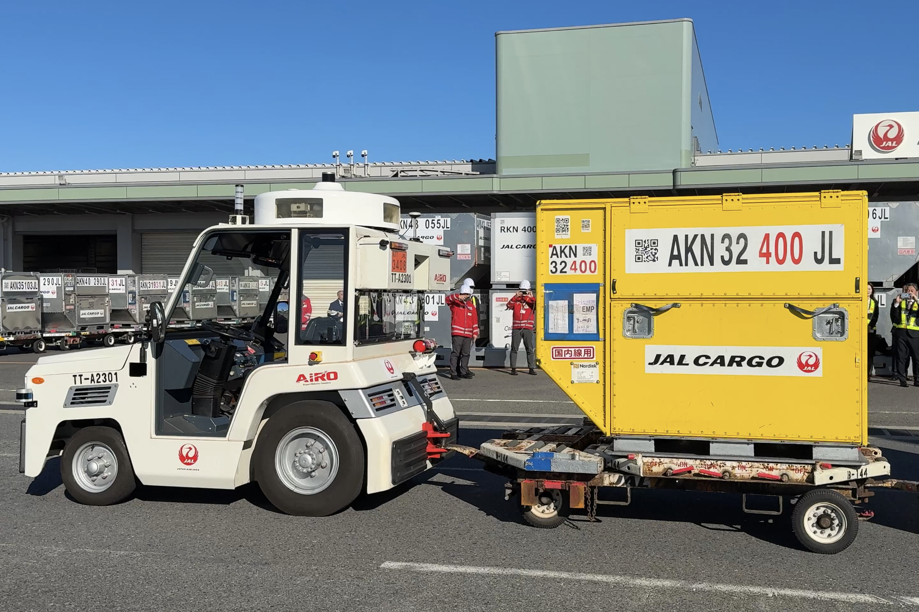 なんとサプライズで、JALで使用している約7000個の貨物用コンテナのなかで1つしかない「幸せの黄色いコンテナ」を搭載してやってきた