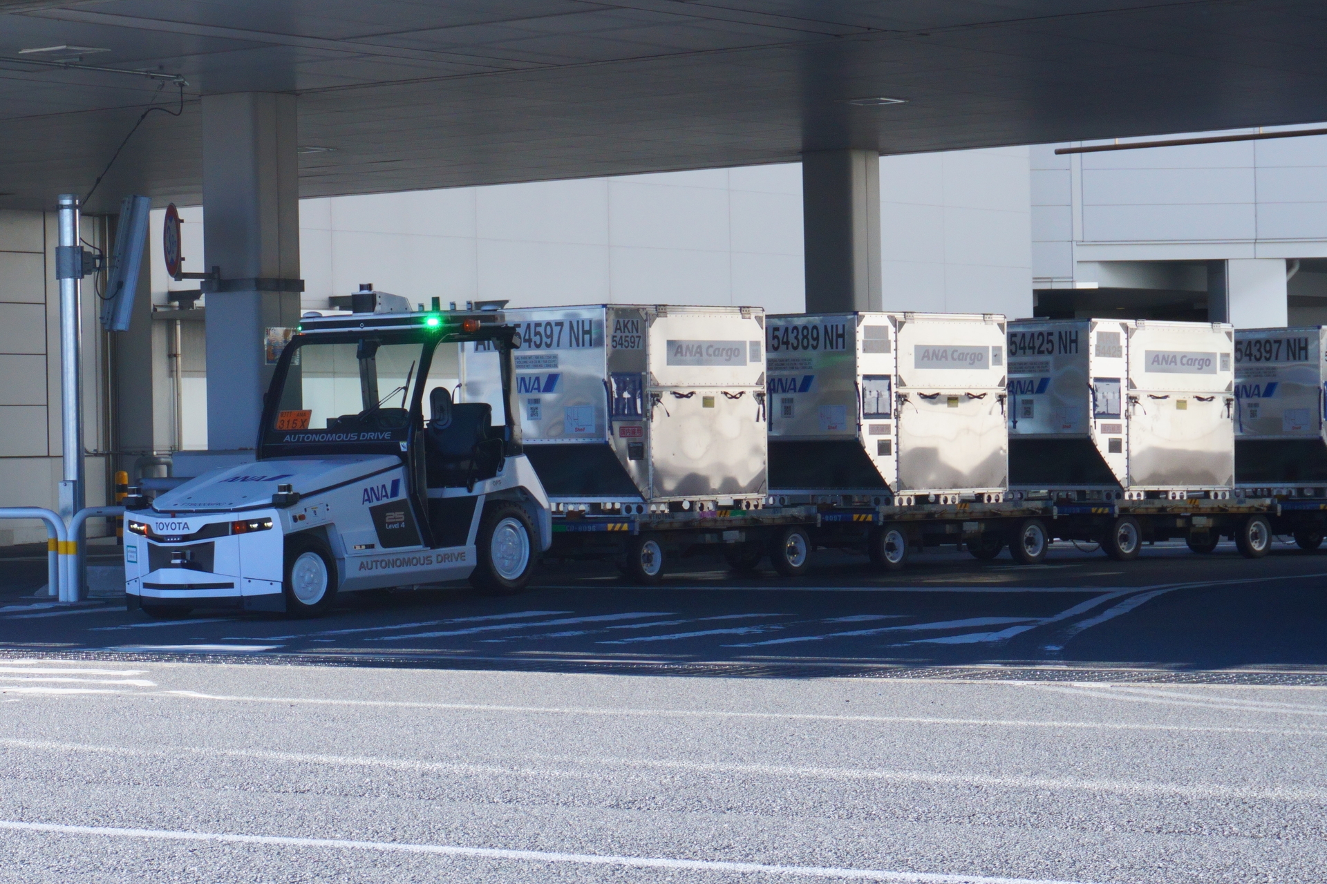 58番スポット周辺の交差点では、自動運転トーイングトラクターが主道路へと合流するため、そのほかの車両は一時停止する